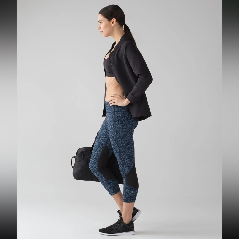 Lululemon Women's Side Mesh & Pockets‎ Reflective Blue Black Capri Leggings